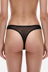 Bombacha tipo tanga color negro, confeccionada con paneles frontales semitransparentes y laterales de encaje floral.
