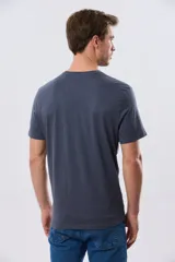 Remera de manga corta y cuello redondo color azul melange, con estampa y letras bordadas en el pecho.