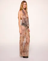 Vestido largo de microtul con estampado abstracto en tonos marrones y beige. Diseño con escote halter y espalda descubierta.