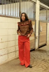 Pantalón de lino de corte recto y tiro alto, con diseño de pierna ancha y aberturas laterales en el ruedo.