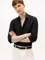 Camisa de manga larga para hombre, color negro liso, con cuello con botones y corte slim. Presenta un pequeño logo bordado de la marca en el pecho.