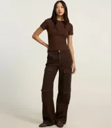 Blusa básica de manga corta, cuello redondo y textura sutil, confeccionada en viscosa con elastano. El bajo de la prenda es ondulado.