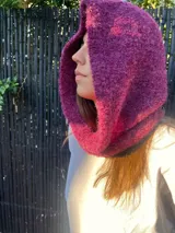 Bufanda con capucha tejida de lana color marrón.