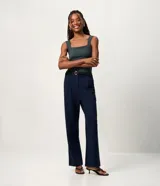 Blusa básica sin mangas marca Cortelle, confeccionada en poliamida, con escote cuadrado y tirantes medianos.