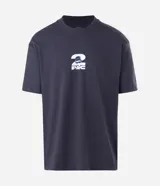 Remera de corte relajado color gris oscuro, con cuello redondo y manga corta. Presenta una estampa frontal pequeña en color blanco con el logo de Tupac.