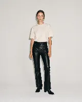 Pantalón de cuero vacuno con corte flare y tiro alto. Presenta costuras a la vista en contraste y forrería interna de satén para mayor estructura y comodidad.