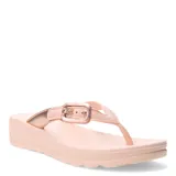 Sandalias tipo ojota con plataforma de Azaleia, modelo Elsa. Presentan una tira superior en color negro con textura y detalles en tono bronce, decorada con una hebilla metálica dorada. Suela de goma resistente y base ergonómica.