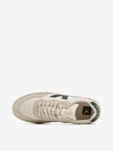 Championes Veja modelo V-90, color blanco hueso con logo lateral en verde oscuro y refuerzo en el talón en verde oscuro.