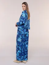 Camperita liviana de silueta entallada, con estampado floral en tonos azules, cuello camisero, cierre frontal con botones y bolsillos en el pecho.