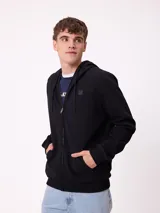 Canguro negro con cierre frontal, capucha ajustable con cordón, bolsillos tipo canguro y logo de Rusty en el pecho.