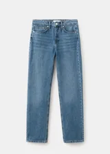 Jeans de denim de corte recto en color azul medio, de tiro medio con bolsillos clásicos y cierre frontal.