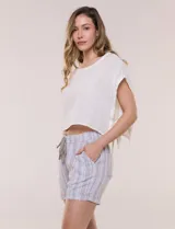 Short de lino con diseño a rayas en tonos claros, cintura elastizada con cordón de ajuste y bolsillos laterales.