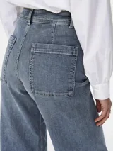 Jean de corte wide leg y tiro alto, con diseño cropped y terminación deshilachada en el ruedo. Confeccionado en denim elástico con cinco bolsillos y cierre frontal con botón metálico.