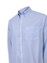 Camisa de manga larga RKF de corte regular fit, con diseño de rayas verticales en tonos celestes y blancos. Presenta cuello abotonado, cierre frontal con botones, bolsillo en el pecho con logo bordado y acabado resistente a las arrugas.