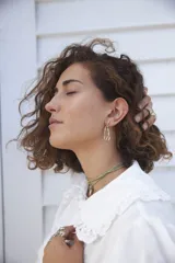 Aros colgantes con diseño orgánico inspirado en corales naturales, con acabado metálico brillante y cierre de perno con mariposa.