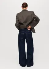 Jean de tiro bajo con diseño wide leg, confeccionado en tejido de algodón estilo vaquero. Cuenta con cierre de botón y cremallera, trabillas y cinco bolsillos.