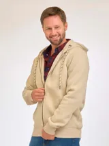 Campera de felpa color beige con cierre frontal, capucha con cordones ajustables y bolsillos laterales.