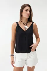 Musculosa negra con escote en V, tirantes anchos con detalle fruncido en los hombros y corte recto.