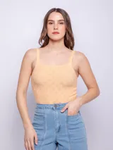 Top sin mangas ajustado al cuerpo, color naranja pálido, con tirantes finos y tejido de punto con tramado texturizado.