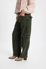 Pantalón de jean estilo baggy con pierna recta y ancha. Presenta bolsillos cargo laterales, cortes envivados y bordado del logo en la parte trasera.