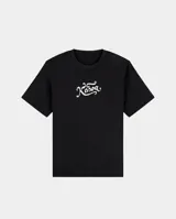 Remera de corte regular fit, color negro, con cuello redondo y mangas cortas. Presenta un diseño bordado en el centro del pecho con el logo de la marca en color blanco.