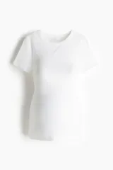 Remera entallada de punto acanalado suave, color blanco, de manga corta y cuello redondo.