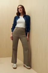 Pantalón de tiro alto color verde oliva, con corte ancho y botones decorativos en la cintura.