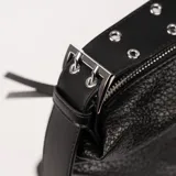 Bolso tipo hobo de cuero negro con textura granulada, cierre superior con cremallera y correa de hombro ajustable con apliques metálicos.