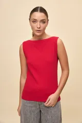 Top de tejido acanalado con cuello bote y calce al cuerpo, color blanco.