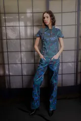 Pantalón de tafeta elastizada con estampado floral, corte recto y bolsillos frontales.