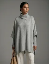 Capa tejida color fucsia, con cuello alto abotonado y mangas cortas estilo japonesa. Tejido de punto grueso.