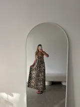 Vestido largo de tirantes finos con escote en V, estampado animal print de leopardo en tonos marrones y beige.