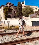 Vestido corto tejido en hilado de algodón con rayas horizontales en blanco, negro y beige.
