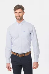 Camisa de vestir celeste con finas rayas verticales blancas, de corte clásico, manga larga y cuello abotonado.