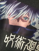 Remera gris con estampado de Satoru Gojo del anime Jujutsu Kaisen.