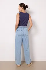 Pantalón de jean celeste de corte holgado, con cintura elástica ajustable con cordón, bolsillos laterales y traseros.