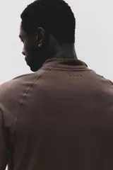 Remera deportiva de manga larga con cuello elevado y medio cierre, de color marrón, con diseño entallado Muscle Fit y detalles de paneles texturizados.