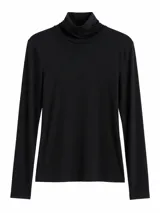 Polera de manga larga en color negro, con cuello alto ajustado y diseño básico al cuerpo.