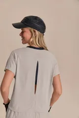 Remera deportiva de manga corta con calce holgado, cuello redondo y abertura en la espalda para mayor ventilación. Confeccionada en poliamida de alta calidad con tecnología de secado rápido.