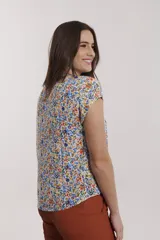 Blusa celeste con cuello en V y mangas cortas.