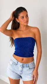 Top tipo palabra de honor de color azul brillante, con acabado texturizado y corte ajustado.