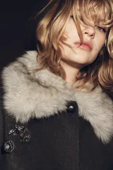 Set de tres broches metálicos con acabado envejecido. Incluye un broche en forma de flor con centro de cristales, un broche en forma de flor con pétalos cubiertos de cristales y centro de piedra roja, y un broche en forma de abeja con alas decoradas con cristales y cuerpo con piedra roja central.