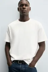 Pack de tres camisetas básicas de hombre, corte regular, cuello redondo y manga corta.