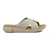 Sandalias color beige con plataforma, tiras cruzadas y aplique metálico.