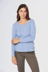 Remera de manga larga con cuello redondo, confeccionada en tejido suave con estampado de pequeñas hojas en tonos azul y rojo sobre fondo celeste.