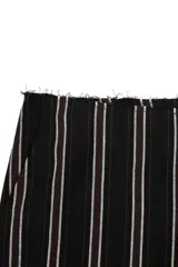 Pantalón de tiro bajo con estampado de raya diplomática y corte recto, diseñado sin trabillas en la cintura.