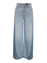 Pantalón de jean de corte wide leg, con diseño de bloques de distintos tonos de denim y tiro bajo.