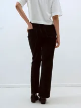 Pantalón de jean negro de corte recto y acampanado.
