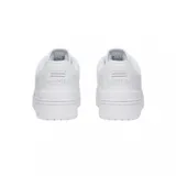 Championes Lacoste modelo Courtcage, de diseño clásico y minimalista en color blanco. Presenta el icónico logo del cocodrilo en tono dorado en el lateral y detalles de la marca en la lengüeta y la suela.