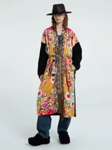 Kimono largo con estampado floral multicolor, mangas largas negras de punto y cinturón con flecos.